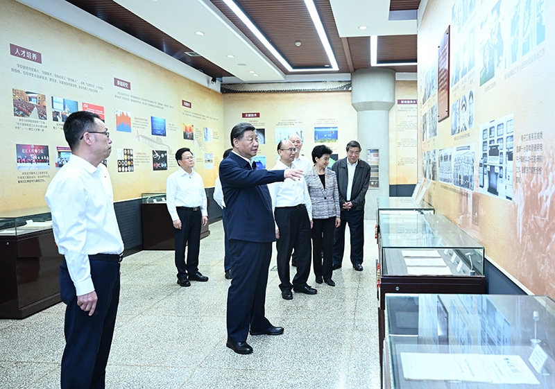 9月6日至8日，中共中央總書記、國家主席、中央軍委主席習近平在黑龍江考察。這是7日上午，習近平在哈爾濱工程大學哈軍工紀念館考察。