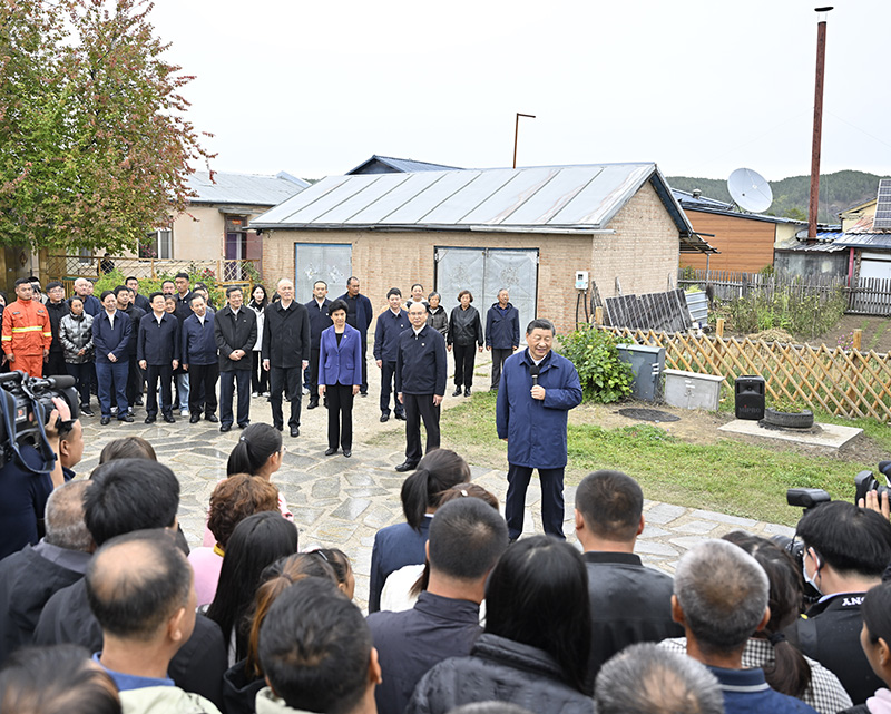 9月6日至8日，中共中央總書記、國家主席、中央軍委主席習近平在黑龍江考察。這是6日下午，習近平在大興安嶺地區(qū)漠河市北極村考察時，同當?shù)厝罕娪H切交流。