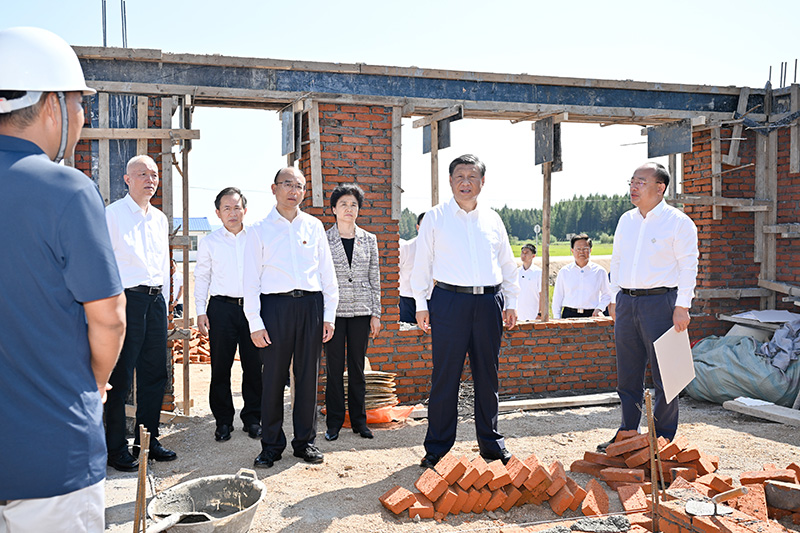 9月6日至8日，中共中央總書記、國家主席、中央軍委主席習近平在黑龍江考察。這是7日上午，習近平在遭受洪澇災(zāi)害的哈爾濱尚志市老街基鄉(xiāng)龍王廟村，察看水毀房屋重建情況。