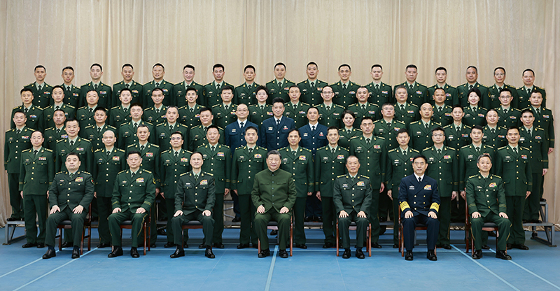 11月29日，中共中央總書記、國家主席、中央軍委主席習(xí)近平到武警海警總隊(duì)東海海區(qū)指揮部視察。這是習(xí)近平親切接見東海海區(qū)指揮部有關(guān)同志，同大家合影留念。